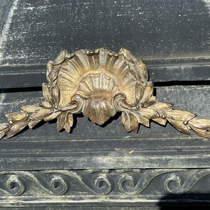 Small antique bronze pediment - Furniture embellishment - Bronze furniture salvage