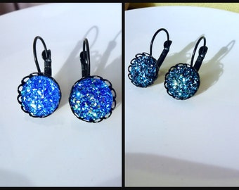 Boucles d'oreille druzy bleu, métal noir, dormeuses bleu, métal filigrane, cadeau femme, élégant, joli, français, navy, marine, brillant