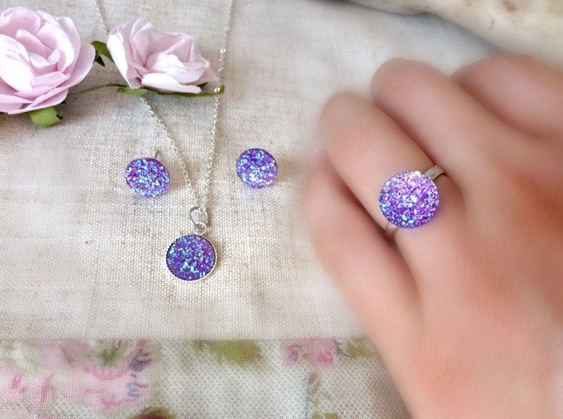 Parure druzy violet, bague, collier et boucles d'oreilles, plaqué argent, pierre violette, puces d'oreilles, demoiselle d'honneur, joli image 1