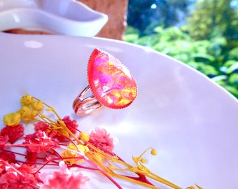 Bague rouge orangée nacrée faux opale réglable forme poire aux reflets verts mordorés et métal doré or rose