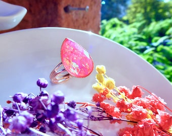 Bague rose nacrée faux opale réglable forme poire aux reflets verts mordorés et métal doré or rose