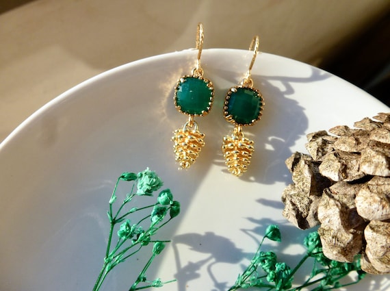 Boucles d'oreilles en or gold-filled 14k de pommes de pin miniature en en laiton plaqué or et pendentif en verre carré vert fôret