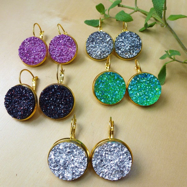 Grande boucles d'oreilles druzy scintillantes en métal couleur or jaune ou or rose, grande pierre résine druzy, dormeuses druzy résine rond