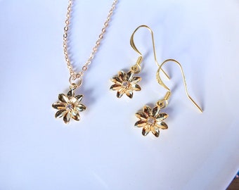 Boucles d'oreilles dorées à l'or fin et collier chaîne plaqué or marguerite avec strass