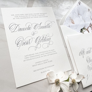 Faire-part de mariage entièrement personnalisable// calligraphie manuscrite fleurie + création de caractères