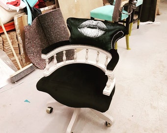 Grey  office chair with lips