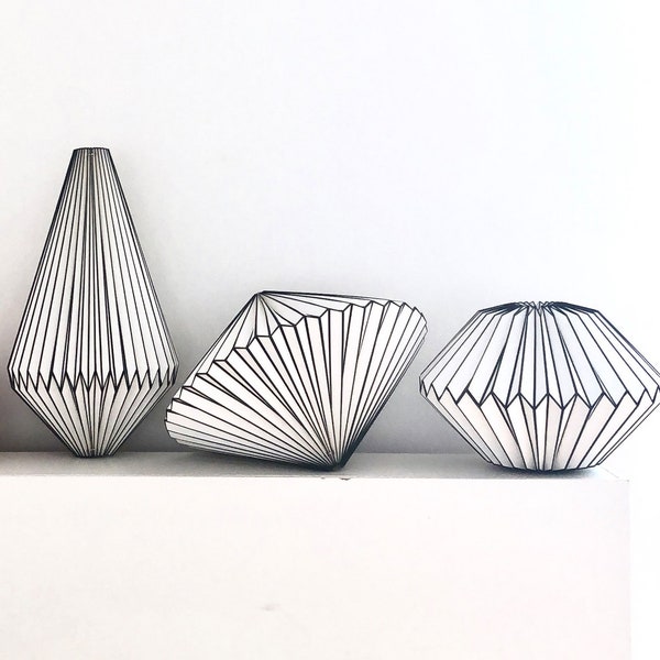 Lampe origami en papier plié noir et blanc