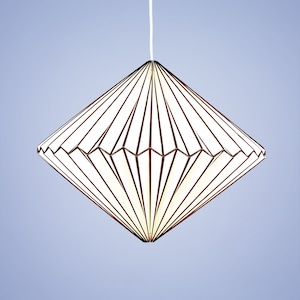 Lampada origami "Diamond" piegata in carta bianca e nera