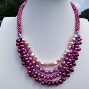 Collar Kumihimo de perlas rosadas, collar de perlas rosas Ombre, collar Kumihimo de tonos rosas, collar de múltiples hilos