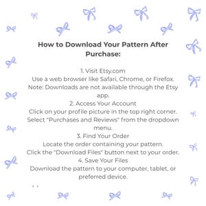 Puede incluir: Fondo blanco con ilustraciones de lazos azules claros. El texto explica c&oacute;mo descargar un patr&oacute;n despu&eacute;s de la compra en Etsy, utilizando un navegador web como Safari o Chrome.