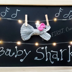 Kokarda Baby Shark, Wzór szydełkowy, Łatwe szydełkowanie, Początkujący szydełkowanie PDF, Prezent Tygodnia Rekina, Gumka do włosów, Wzór letni, Szydełkowe zwierzę morskie zdjęcie 6