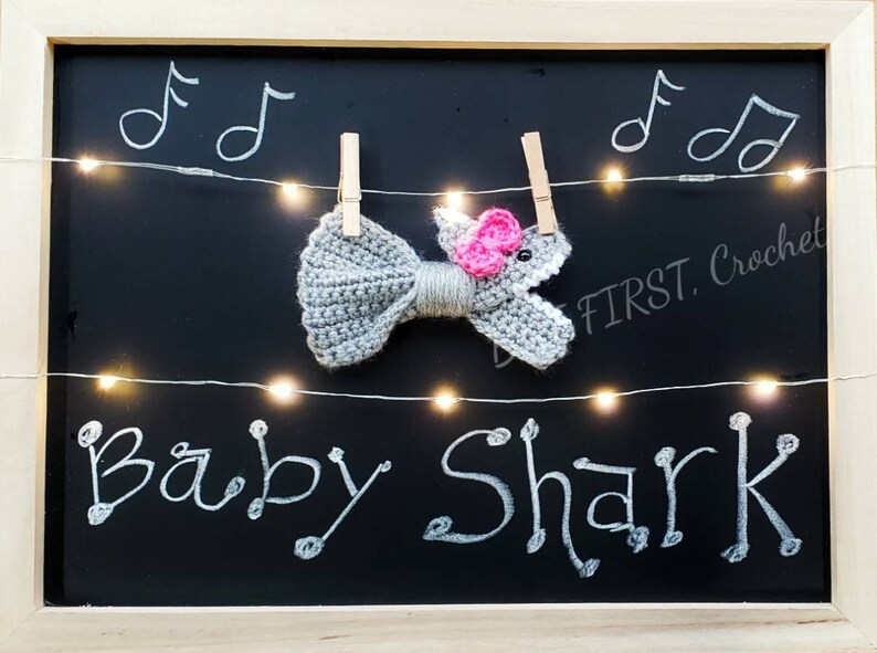 Kokarda Baby Shark, Wzór szydełkowy, Łatwe szydełkowanie, Początkujący szydełkowanie PDF, Prezent Tygodnia Rekina, Gumka do włosów, Wzór letni, Szydełkowe zwierzę morskie zdjęcie 6