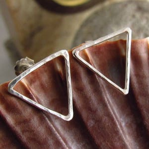 Orecchini a perno triangolo d'argento.Orecchini triangolari.Minimalista, Orecchini a perno geometrico.Argento martellato