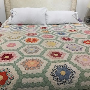 Beautiful Vintage 1940s 50s Handmade Quilt, Bed Cover, Bed Spread, Blanket, Throw