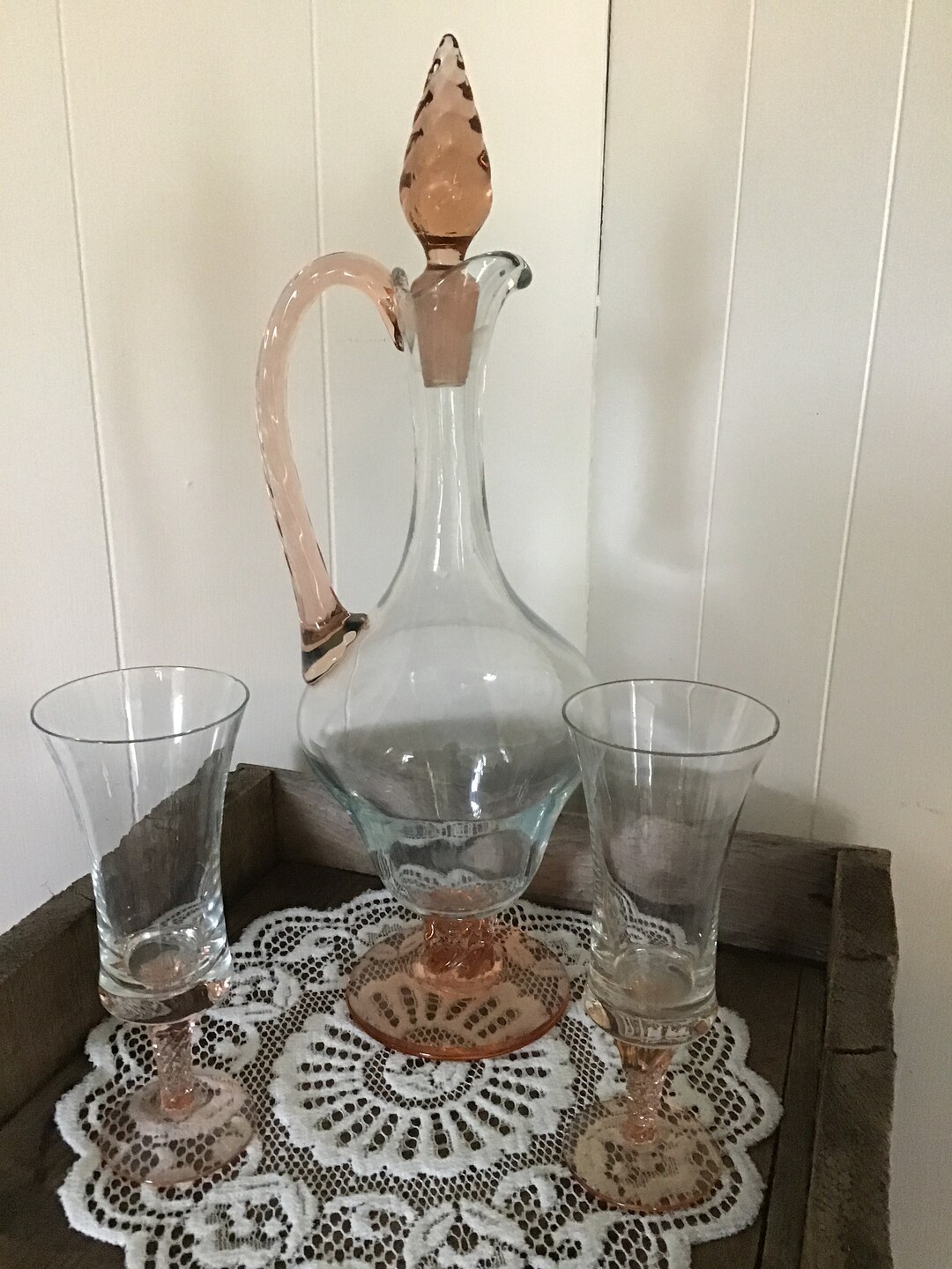 美しいヴィンテージ 1940 年代のピンクの吹きガラスのワイン デカンタ