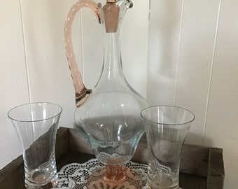 Mooie Vintage jaren 1940 Roze geblazen glazen wijn karaf en twee glazen