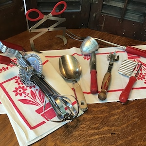 1940s Ustensiles de cuisine Poignée rouge Ferme, vintage, Gadgets de cuisine, Batteur d’œufs Éplucheur de pommes de terre Pot Lifter Fourchette Ouvre-pâte Coupe-pâtisserie