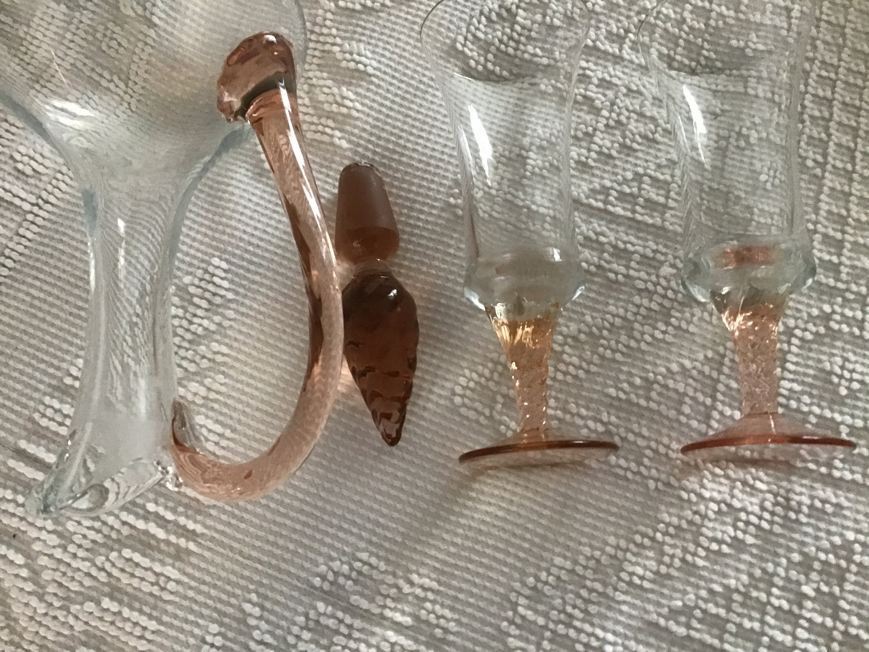 美しいヴィンテージ 1940 年代のピンクの吹きガラスのワイン デカンタ