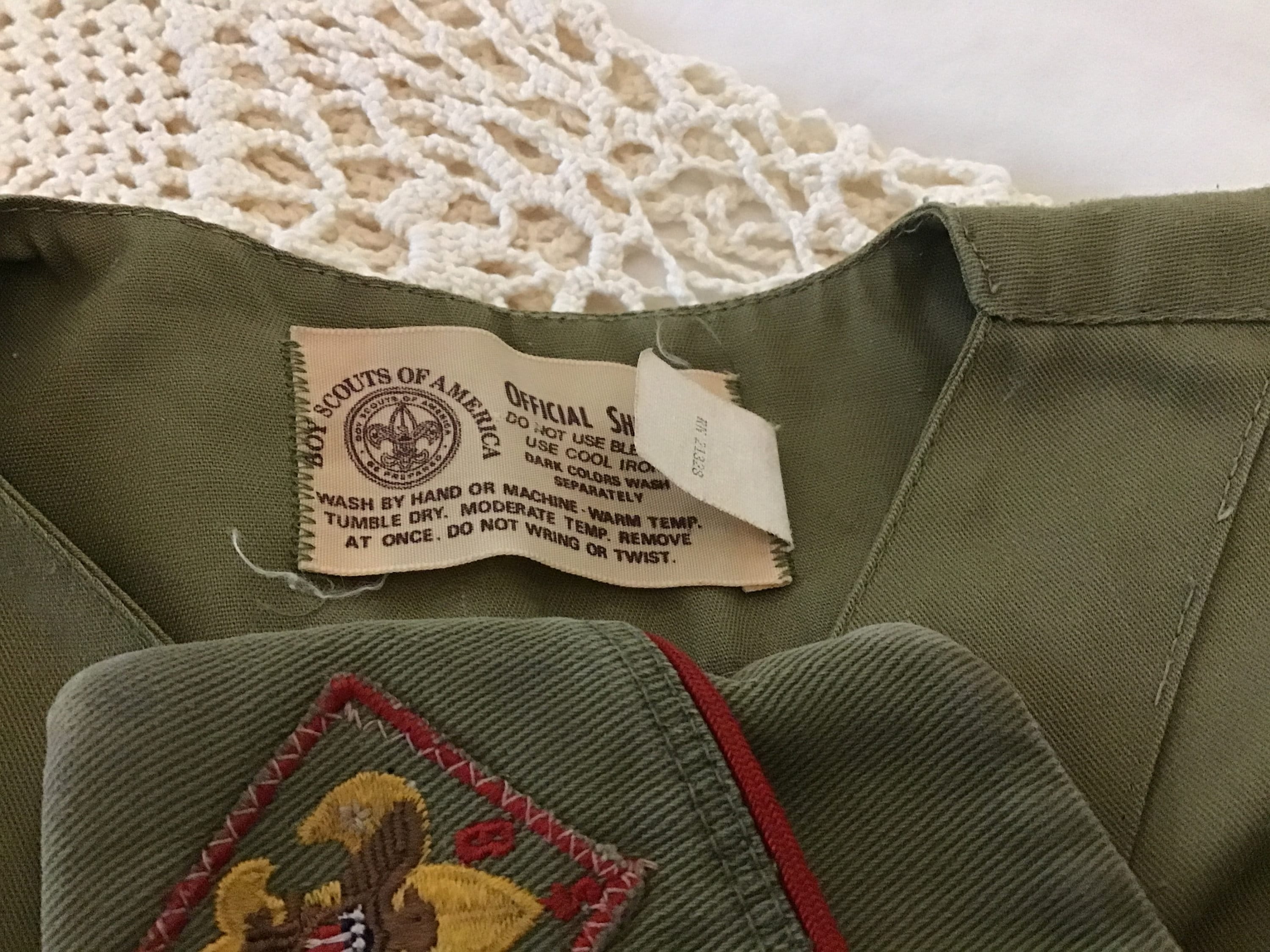 ヴィンテージ ボーイスカウト シャツ、ベルト、帽子、バッジ 1970 年代