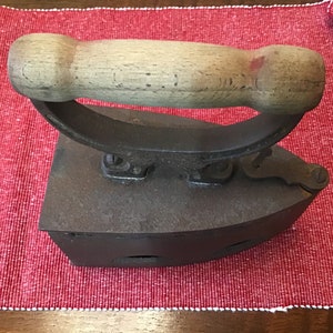 ANTIQUE COAL IRON Vintage Clothes Iron 1900s
