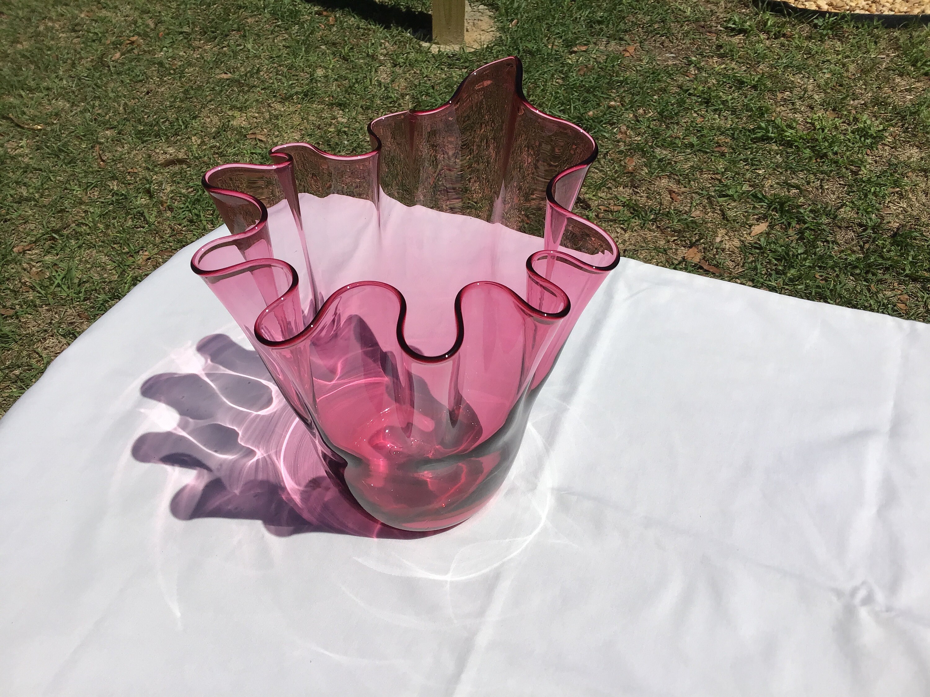 ハンドバッグ型　花器 ピンク ガラス　紙吹雪　花瓶 光沢仕上げ　アート Large Cranberry Glass Handkerchief Vase, Blown Glass, Pitcher, Ice