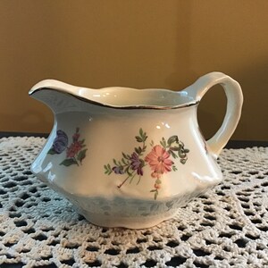 VINTAGE 1947 HOMER LAUGHLIN  Gravy Boat Sauce Dish Creamer