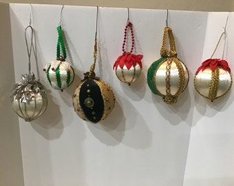 Adornos navideños vintage de satén hechos a mano para decoración del árbol de Navidad, lote de seis adornos.