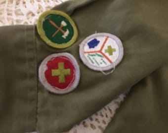 ヴィンテージ ボーイスカウト シャツ、ベルト、帽子、バッジ 1970 年代