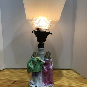 VINTAGE COURTING COUPLE Victorian Table Lamp Raindrop Shade