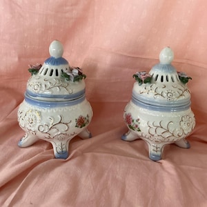 Coppia di barattoli per potpourri in stile Capodimonte con coperchio, barattoli per potpourri vintage