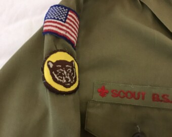 ヴィンテージ ボーイスカウト シャツ、ベルト、帽子、バッジ 1970 年代