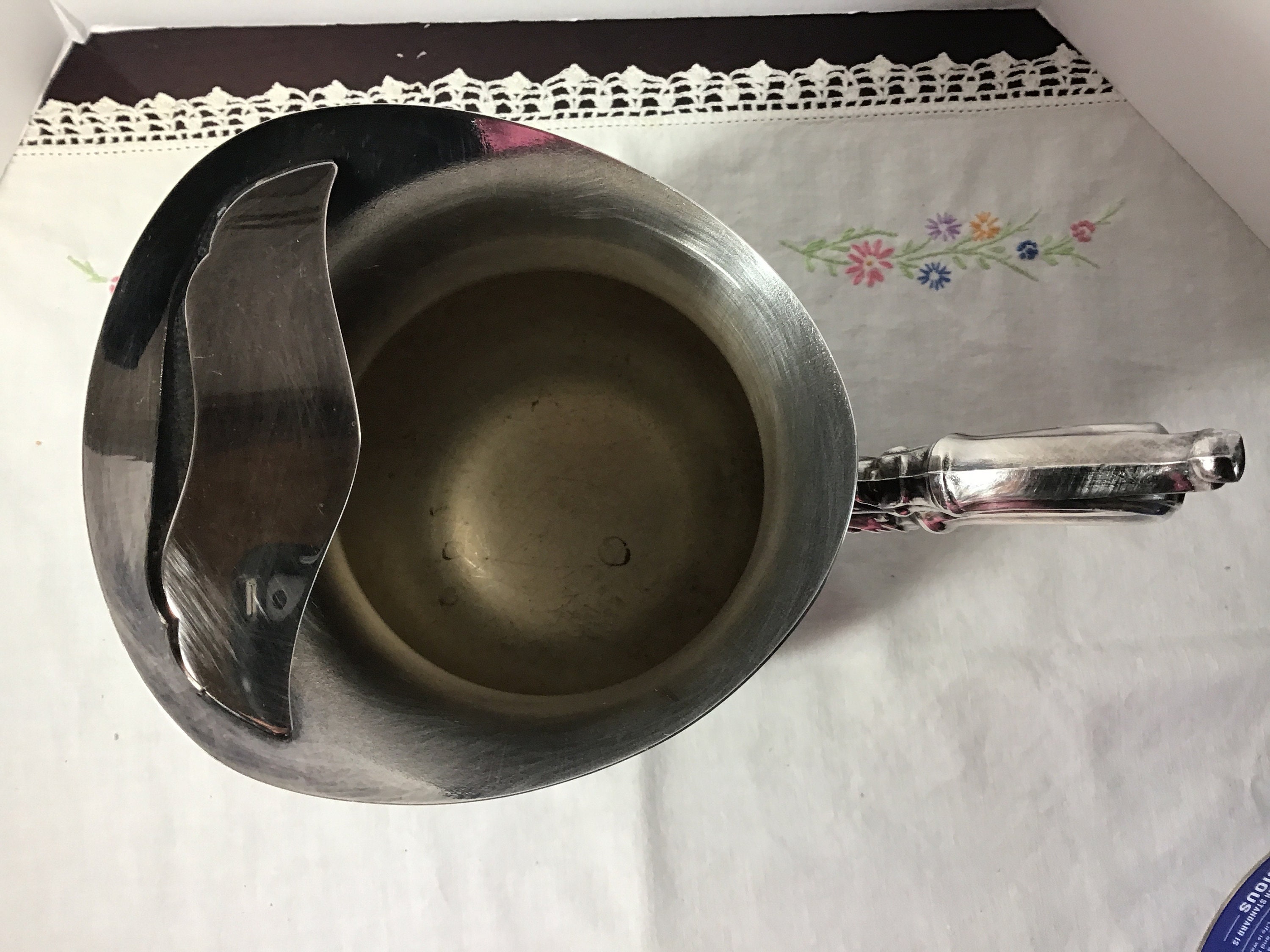 美しく装飾されたヴィンテージシルバープレートの脚付きピッチャー