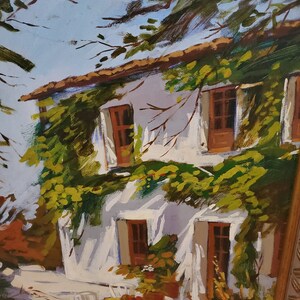 Puede incluir: Una pintura de una casa blanca con enredaderas verdes que crecen por el lado. La casa tiene tres ventanas con contraventanas marrones. Hay sillas blancas y una mesa con un mantel amarillo delante de la casa.