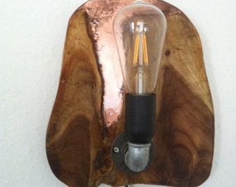 Aplique de pared o lámpara colgante de madera de teca con incrustaciones de epoxi color cobre.
