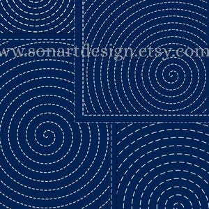 Könnte beinhalten: Digitaler Download von 4 Sashiko-Mustern als PDF-Datei. Das Bild zeigt vier rechteckige dunkelblaue Paneele mit weißen, gestickten Spiralmustern. Der Text lautet Digital Download, 4 Sashiko Patterns, PDF file und www.sonartdesign.etsy.com.