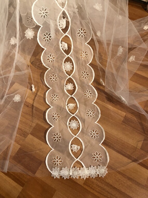 Beautiful 1960's Flowing Floral Motif Wedding Dre… - image 9