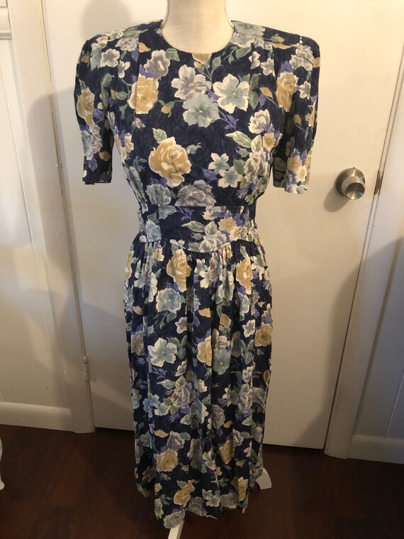 Gorgeous Vintage Karin Stevens Petites 100% Rayon Floral Fitted Short Sleeve Long Dress Cottagecore Secretary Dress Size 6