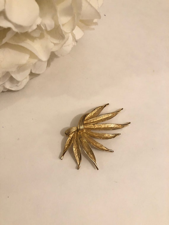 Metal clearance feather pin