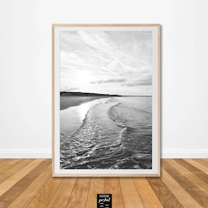 Impresión digital en blanco y negro de mar y océano, olas, descarga instantánea, arte de pared, playa costera, póster imprimible, regalo de surf, decoración grande, nublado, A3