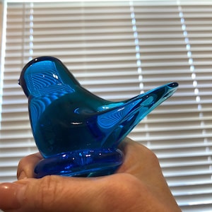 Large Turquoise Glass Bluebird, Blue Bird of Happiness, Turquoise Glass Blue Bird, Blue Bird Paperweight, colored glass bird, Leo Ward 1997