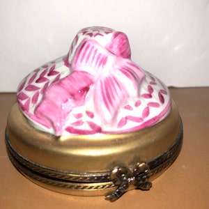 Limoges Hat Box, Limoges Pink Hat Box, Hand painted Trinket Box, Peint Main Trinket Box. Vintage Collectibles, Limoges Pink Trinket Box