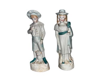 Par de figuras victorianas, figuras de pareja victorianas de bisqué, hombre y mujer victorianos con perro, figuras de pareja de porcelana bisqué verde y blanca
