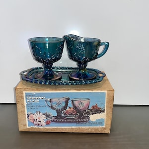 Vintage Indiana Blue Irisierendes Karnevalsglas 3-teiliges Sahne Zucker, Vintage Indiana Trauben Sahne und Zucker Set, New Old Stock, in Box