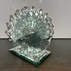 Escultura de vidro empilhado feita por artesãos, design moderno de vidro verde de 7", arte moderna em vidro verde L Barron, arte em cartão em leque de vidro na base, menta