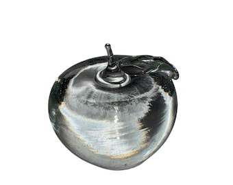 Mid Century Simon Pearce Apfel, Kunstglas Klarer Blasenapfel Briefbeschwerer, mundgeblasener Glasblasenapfel, Apfel mit Blatt und Stiel, Mint