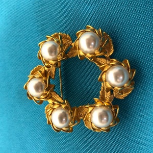 Vintage ronde parel gouden broche, delicate parel geborstelde gouden speld broche, geborsteld goud 6 witte parel sieraden, vintage kostuum parelspeld