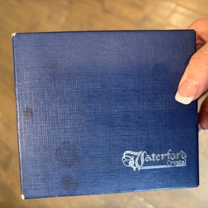 Peut inclure: Une bo&icirc;te bleue avec le texte "Waterford Crystal" imprim&eacute; sur le devant.