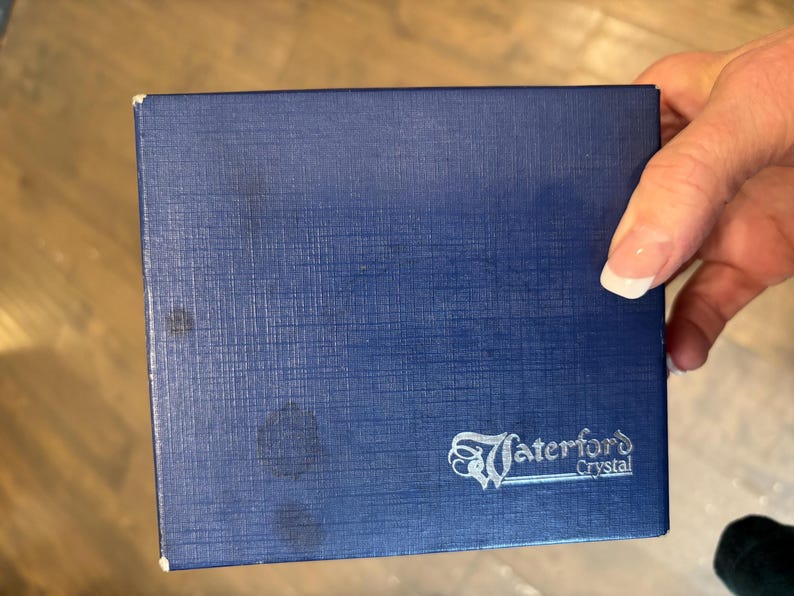 Peut inclure: Une bo&icirc;te bleue avec le texte "Waterford Crystal" imprim&eacute; sur le devant.