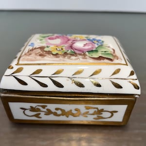 Scatola per sigarette Charleton antica, scatola con coperchio dipinta del 1920, scatola con coperchio Charleton dipinta con rose da 4", scatola portaoggetti dipinta con rose, buone condizioni