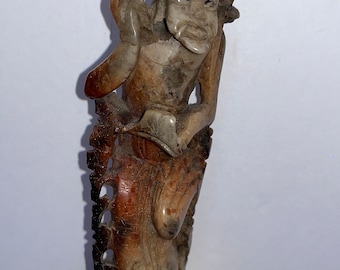 アンティークの中国彫刻ソープストーン像、木製の台座に彫られた中国の